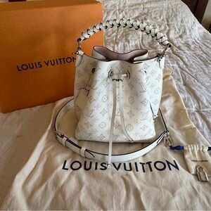 Louis Vuitton 
White Muria Bucket Bag Mahina Leather
Excellent Condition